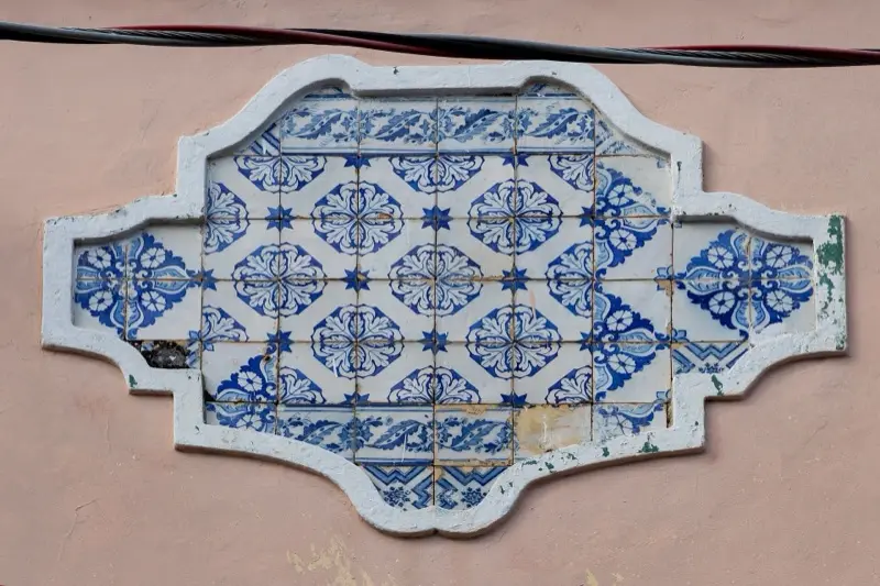 Painel de azulejos portugueses azuis e brancos numa fachada da Rua da Paz, em São Luís.